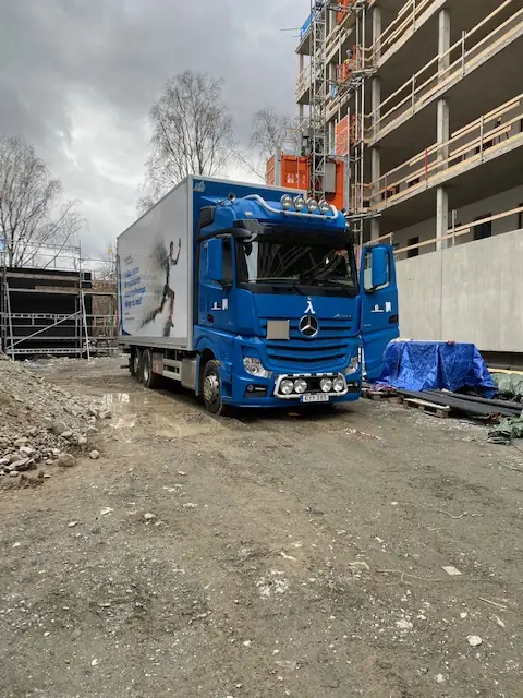EKOVILLA-lastbil på en byggarbetsplats